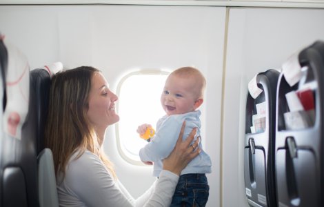 Călătorie cu avionul alături de copii. Cum poți să îi protejezi pe cei mici de trauma urechii din cauza presiunii