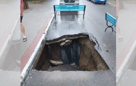 O șoferiță s-a prăbușit cu mașina într-un crater de 2 metri, în drum spre casă, în Vaslui. Autoritățile au rezolvat problema „românește”