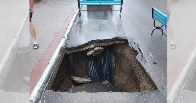 O șoferiță s-a prăbușit cu mașina într-un crater de 2 metri, în drum spre casă, în Vaslui. Autoritățile au rezolvat problema „românește”