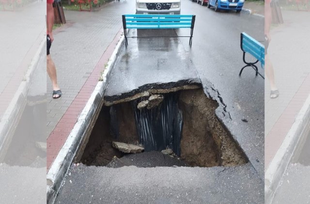 O șoferiță s-a prăbușit cu mașina &icirc;ntr-un crater de 2 metri, &icirc;n drum spre casă, &icirc;n Vaslui. Autoritățile au rezolvat problema &bdquo;rom&acirc;nește&rdquo;