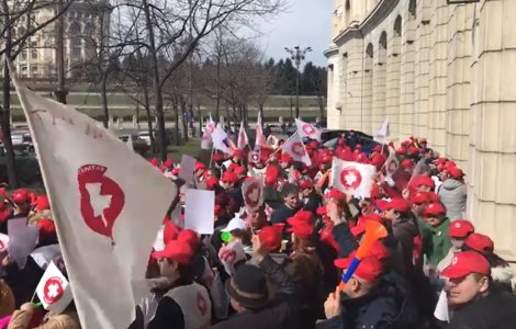 Peste 10.000 de angajați din domeniul sănătății protestează în București