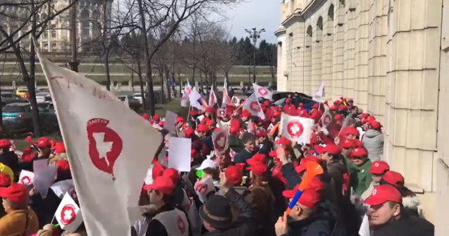 Peste 10.000 de angajați din domeniul sănătății protestează în București