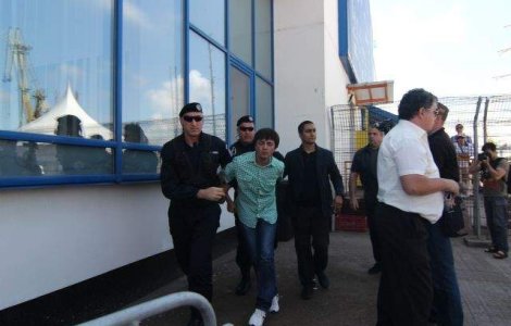 Barbatul care l-a scuipat pe Basescu a incercat sa se SINUCIDA!