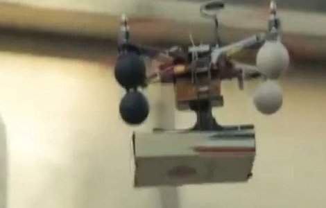  Video  Premiera: Pizza livrata la domiciliu de o drona, in India
