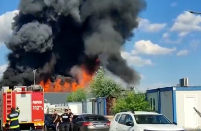 Incendiu la clădirea APACA, din București. La faţa locului acţionează 12 autospeciale de stingere