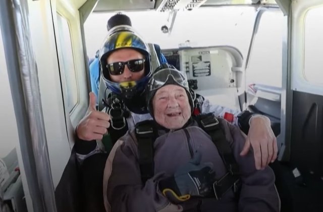 VIDEO O femeie de 103 ani a devenit cea mai &icirc;n v&acirc;rstă persoană care a sărit cu parașuta