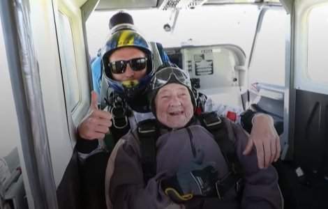 VIDEO O femeie de 103 ani a devenit cea mai în vârstă persoană care a sărit cu parașuta