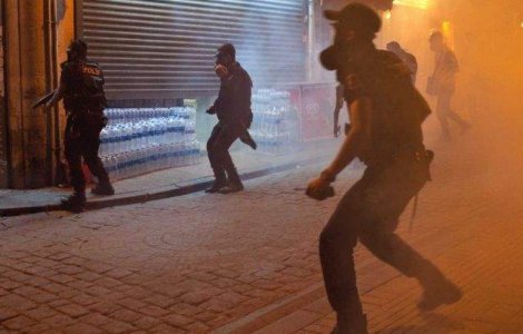 Confruntari violente in Turcia: Politia a folosit gaze lacrimogene