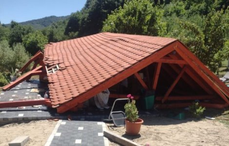 Subprefectul Sălajului a murit strivit de acoperișul unui foișor, în timpul unei întâlniri cu aleşii din judeţ