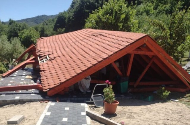 Subprefectul Sălajului a murit strivit de acoperișul unui foișor, &icirc;n timpul unei &icirc;nt&acirc;lniri cu aleşii din judeţ