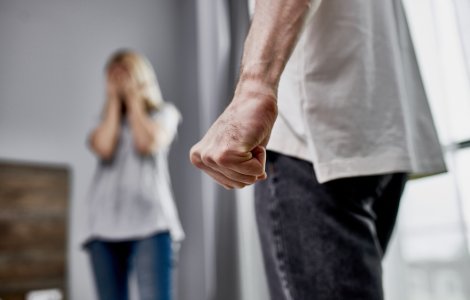 Victimele violenței domestice vor putea beneficia de locuințe de la stat