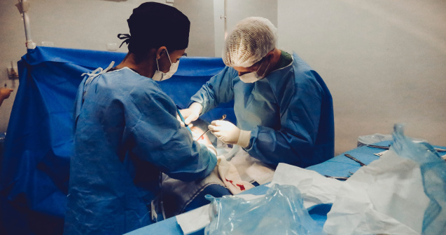 Un bărbat a rămas complet orb, după ce medicii i-au scos din ochiul sănătos