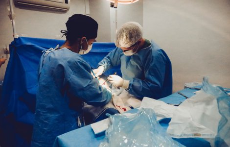 Un bărbat a rămas complet orb, după ce medicii i-au scos din ochiul sănătos