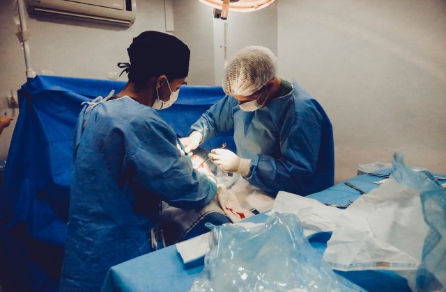 Un bărbat a rămas complet orb, după ce medicii i-au scos din greșeală ochiul sănătos