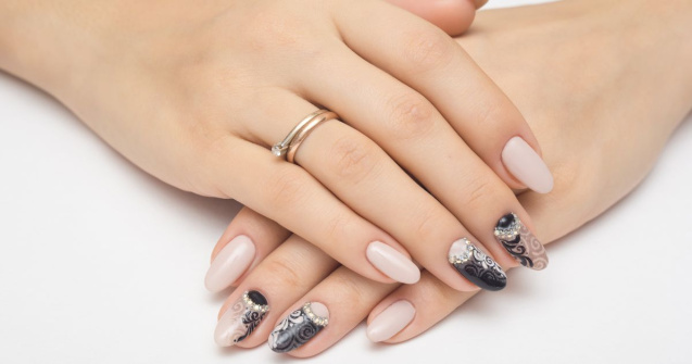 Cel mai simplu mod ca să îți pui unghii