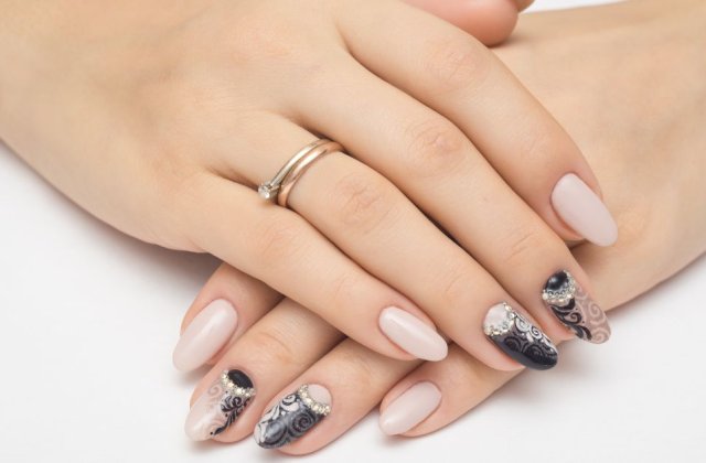 Cel mai simplu mod ca să &icirc;ți pui unghii