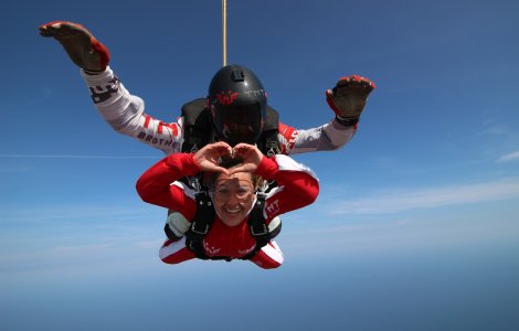 S-a deschis sezonul de parașutism la mare!