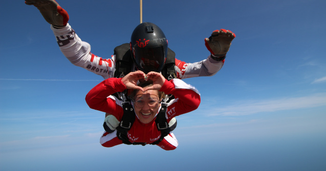 S-a deschis sezonul de parașutism la mare!