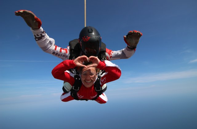 S-a deschis sezonul de parașutism la mare! Adrenalină și senzații tari pe litoral cu TNT Brothers