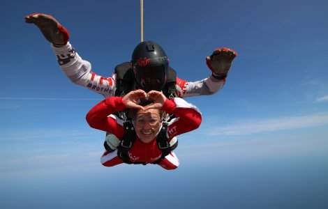 S-a deschis sezonul de parașutism la mare! Adrenalină și senzații tari pe litoral cu TNT Brothers