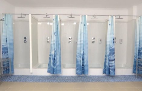 Soluția Primăriei Iași pentru a ajuta localnicii îngroziți de facturi: dușuri și mașini de spălat publice. Chirică: „Vin vremuri grele”