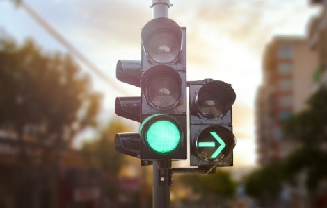 Un tânăr din Suceava a tăiat cablurile unui semafor pentru că-i băteau luminile în casă