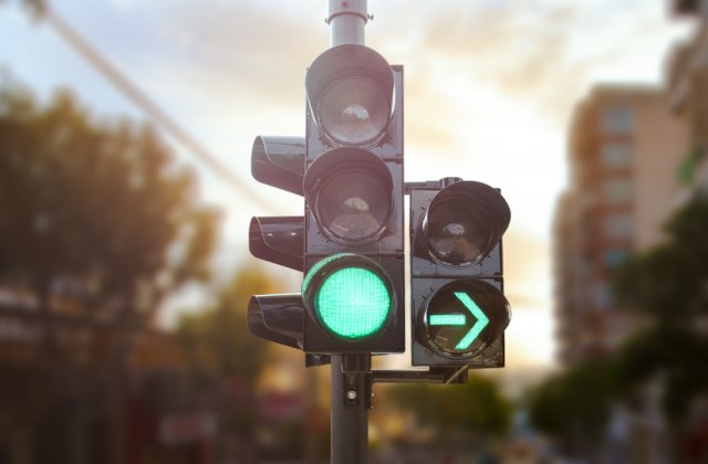 Un t&acirc;năr din Suceava a tăiat cablurile unui semafor pentru că-i băteau luminile &icirc;n casă