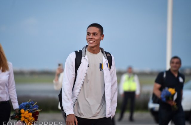 David Popovici, mesaj la sosirea &icirc;n Rom&acirc;nia: &bdquo;Sunt onorat să reprezint țara asta frumoasă&rdquo;