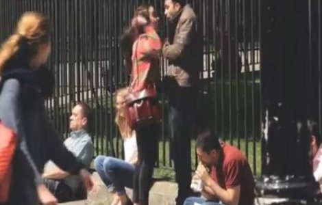  Video  Reactia oamenilor de pe strada cand un barbat este agresat de o femeie