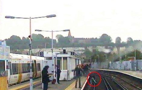  Video  Momentul dramatic in care un tanar salveaza viata unei femei