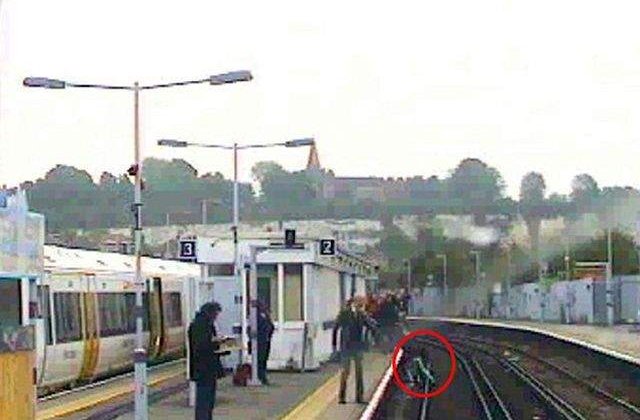 [VIDEO] Momentul dramatic in care un tanar salveaza o femeie de la moarte