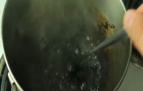  Video  Ce se intampla daca fierbi Coca-Cola