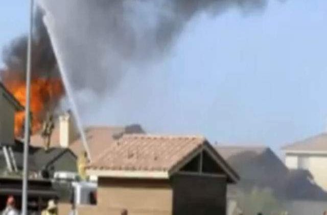 [VIDEO] California: Un avion de vanatoare s-a prabusit intr-un cartier rezidential