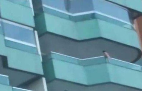  Video  Socant! Copil de trei ani atarna de balcon la etajul cinci