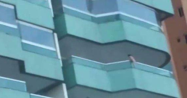  Video  Socant! Copil de trei ani atarna de balcon la etajul cinci