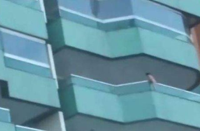 [VIDEO] Socant! Un copil de trei ani atarna pe exteriorul unui balcon de la etajul cinci