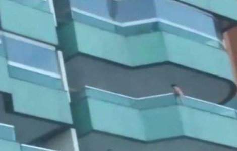  Video  Socant! Copil de trei ani atarna de balcon la etajul cinci