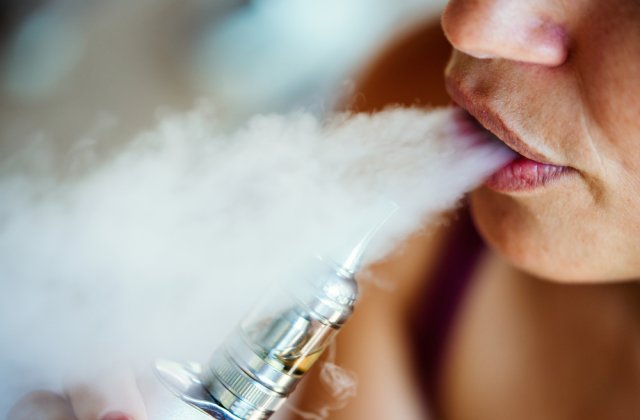 Uniunea Europeană vrea să interzică ţigările electronice aromate