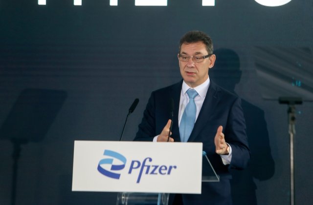 Un nou val de COVID-19 ar putea exploda. Ce avertizări a făcut directorul general al Pfizer