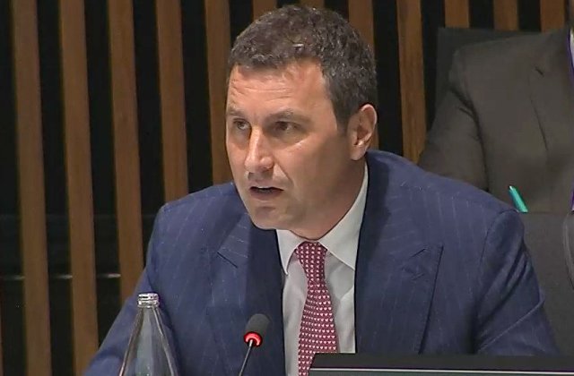 Tanczos Barna cere responsabilitate &icirc;n folosirea apei potabile: &rdquo;La mine gazonul este uscat, galben. Nu l-am udat cu apă de la robinet&rdquo;