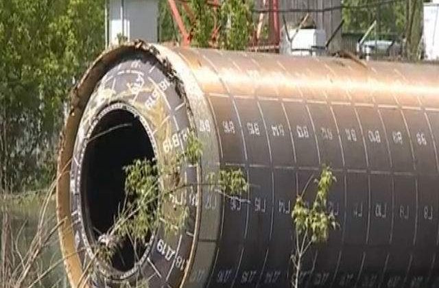 [VIDEO] Un misterios tub de metal, adus de ape intr-un sat din Rusia