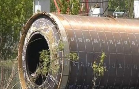  Video  Un misterios tub de metal, adus de ape intr-un sat din Rusia