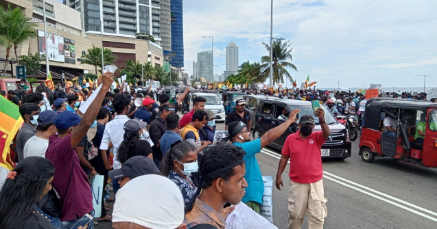 Proteste violente în Sri Lanka. Preşedintele a părăsit reşedinţa oficială