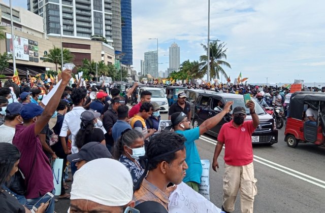 Proteste violente &icirc;n Sri Lanka. Preşedintele a părăsit reşedinţa oficială