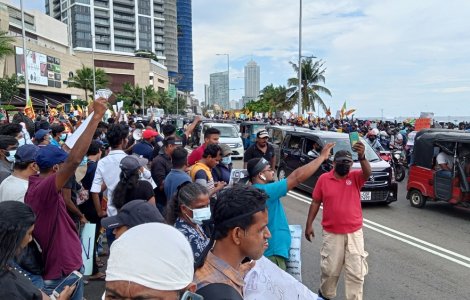 Proteste violente în Sri Lanka. Preşedintele a părăsit reşedinţa oficială