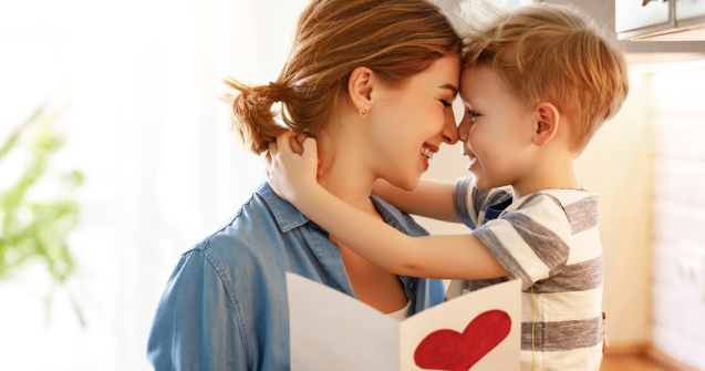 Poezii pentru mama. Cele mai frumoase și duioase poezii dedicate mamelor