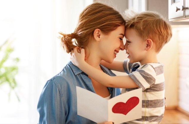 Poezii pentru mama. Cele mai frumoase și duioase poezii dedicate mamelor