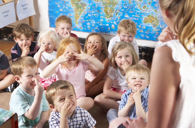 C&acirc;ntece pentru copii la grădiniță. Cele mai distractive c&acirc;ntece pentru copii