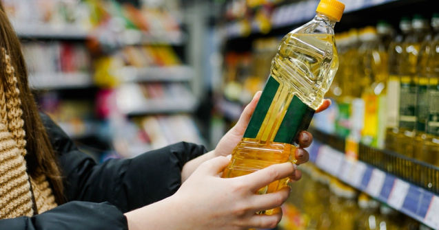 Uleiul a devenit un moft. Record - un litru se vinde cu 17 lei