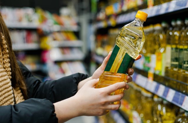 Uleiul a devenit un moft. Record - un litru se vinde cu 17 lei